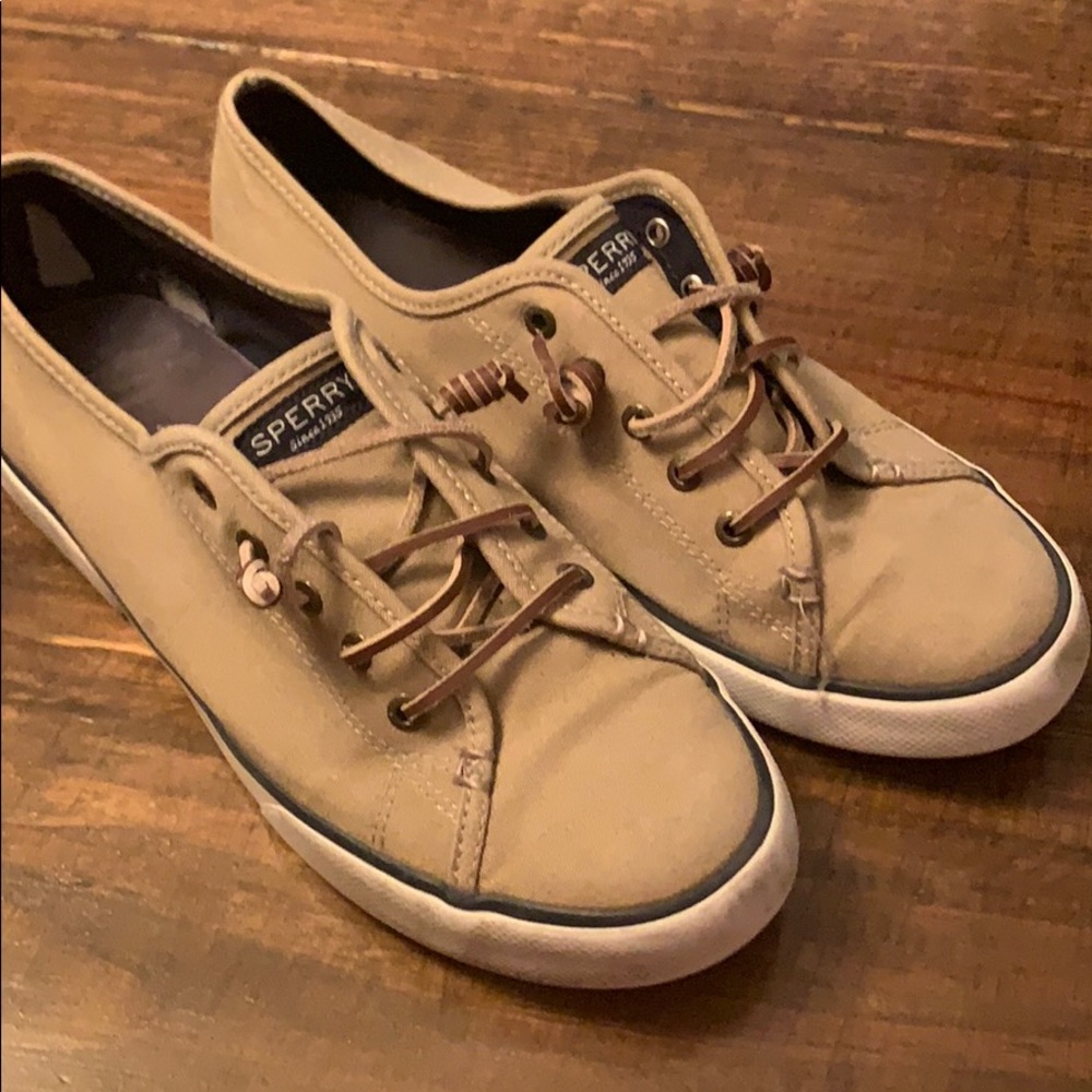 Women’s tan Sperrys  10 women’s adorable